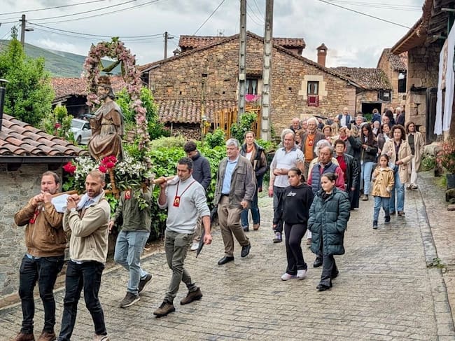 La talla de San Pedro traslada a Carmona tras permanecer desde la Guerra Civil en la Colegiata de Santillana.