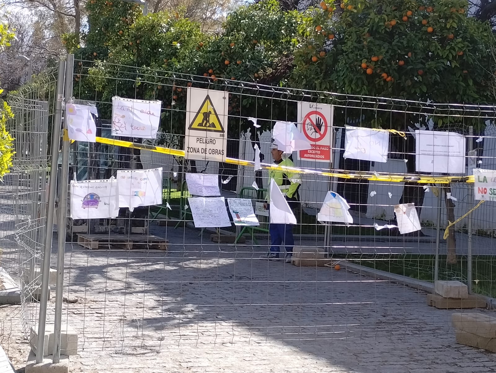 Señales de obra instaladas en las vallas del acceso a las obras del nuevo centro de salud de la Alameda, en Jaén.