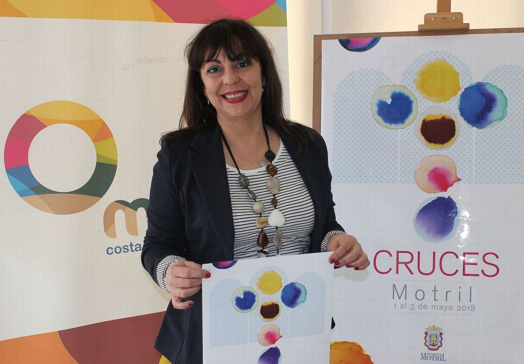 Alicia Crespo, concejala de fiestas, presenta el cartel anunciador de las fiestas de las Cruces de Mayo