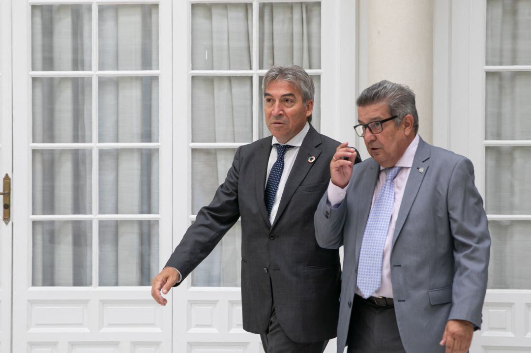 El delegado del Gobierno en Andalucía, Lucrecio Fernández (i) y el subdelegado en Sevilla, Carlos Toscano (d) en una imagen de archivo.