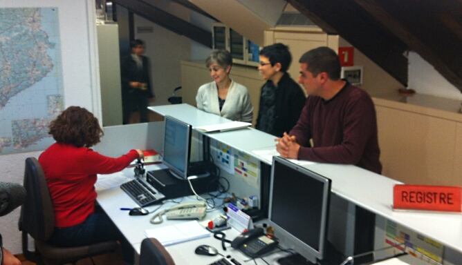 Els representants d&#039;ICV, PSC i CUP presenten al registre del Parlament la petició d&#039;un ple monogràfic sobre la pobresa