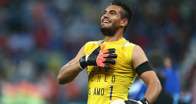 Sergio Romero, portero titular de Argentina, se quita la camiseta tras la victoria.