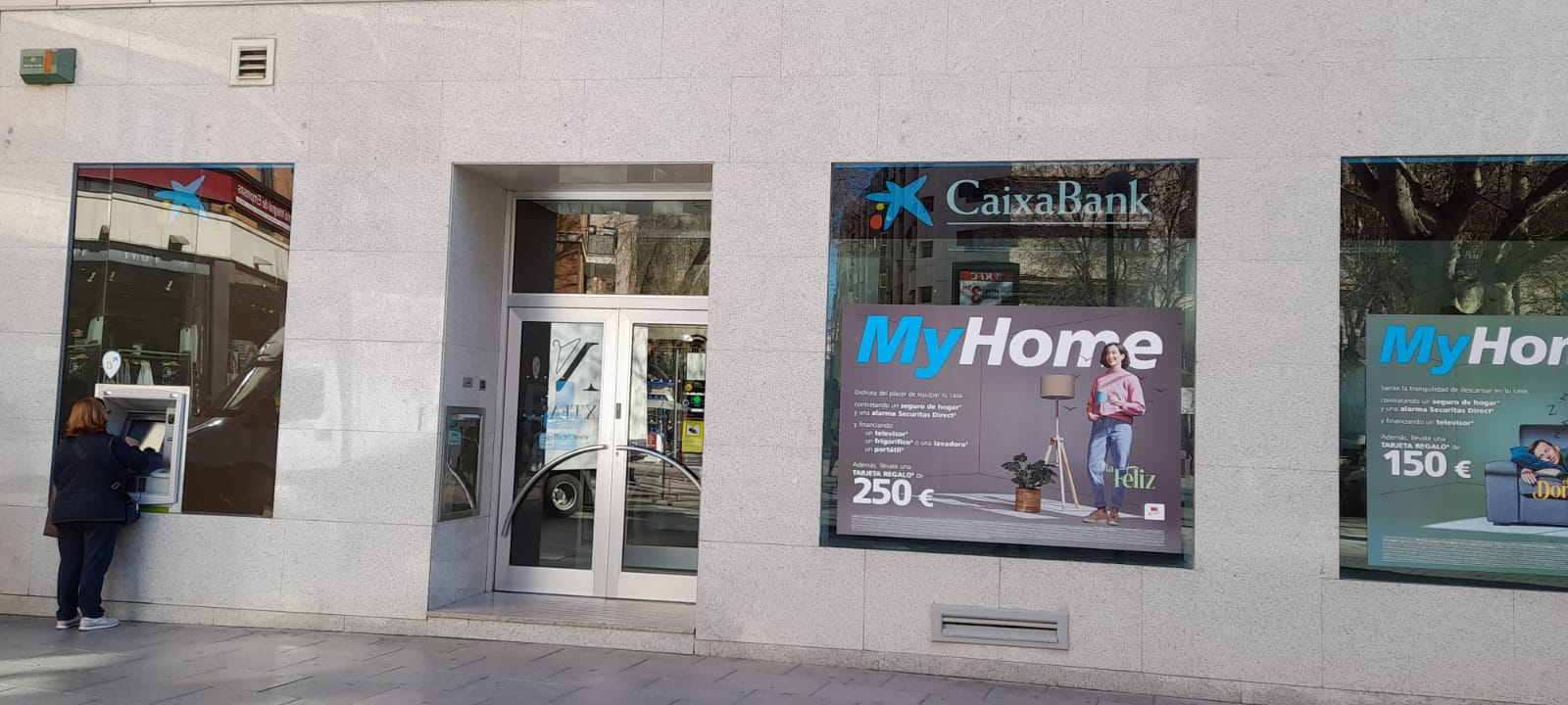 Imagen de la fachada de Caixabank en el centro de Ciudad Real