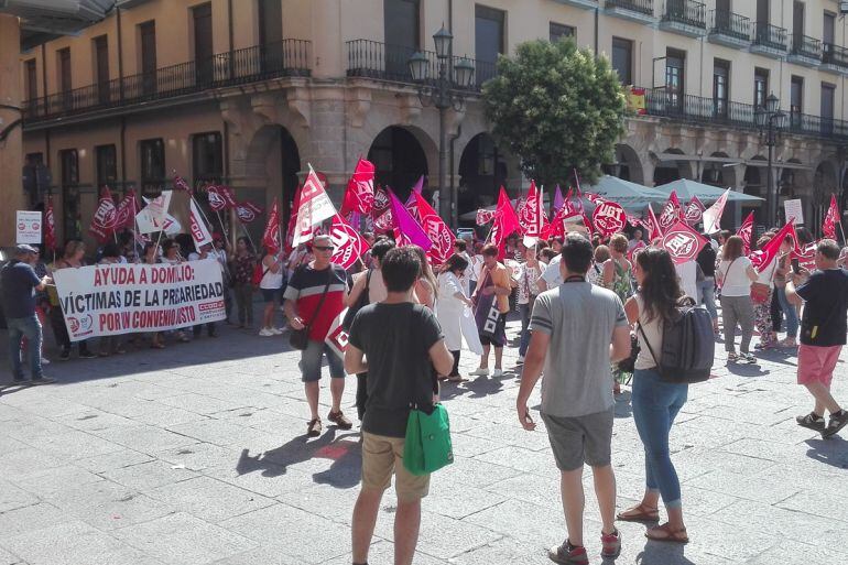 Concentración de las trabajadoras de la ayuda a domicilio en la Plaza Mayor de la capital 