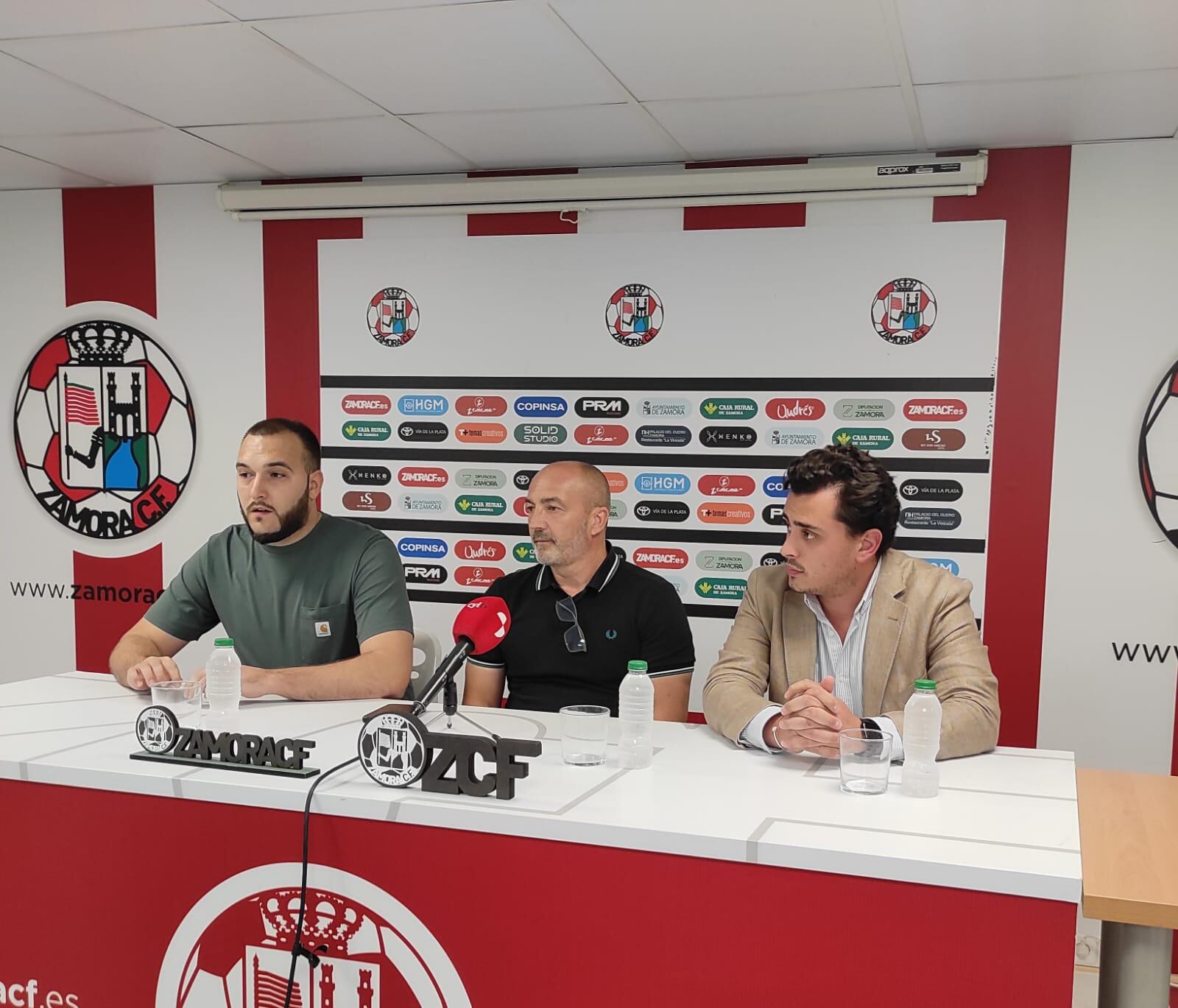 Presentación de Juan Sabas, en el centro de la imagen, como nuevo entrenador del Zamora CF