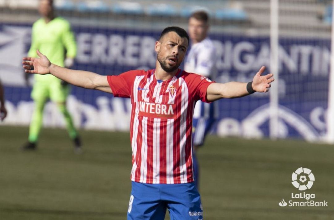 Javi Fuego lamenta una decisión del colegiado durante el partido. 