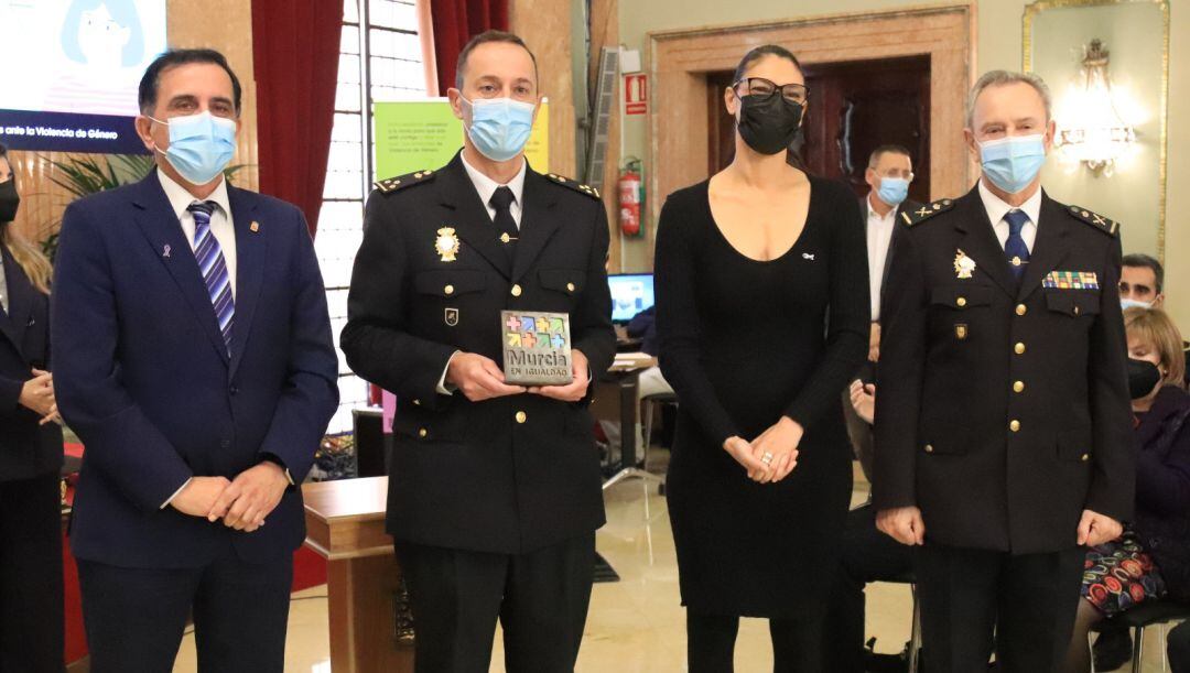 El alcalde de Murcia, José Antonio Serrano; el inspector jefe Ángel Hernández; la concejala de Igualdad, Teresa Franco; y el comisario, Alfonso Navarro, en acto de entrega del reconocimiento a la Policía Nacional