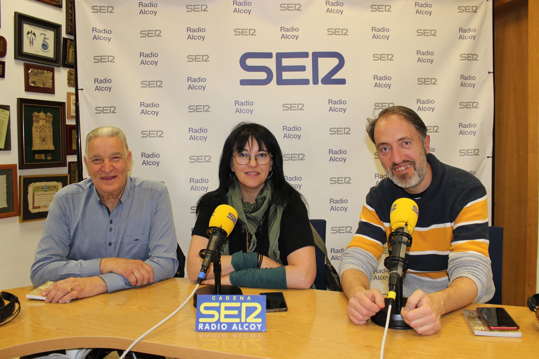 Manolo Flores, Aurora Cedrón i Julián Camarasa, en l'estudi central de Radio Alcoy