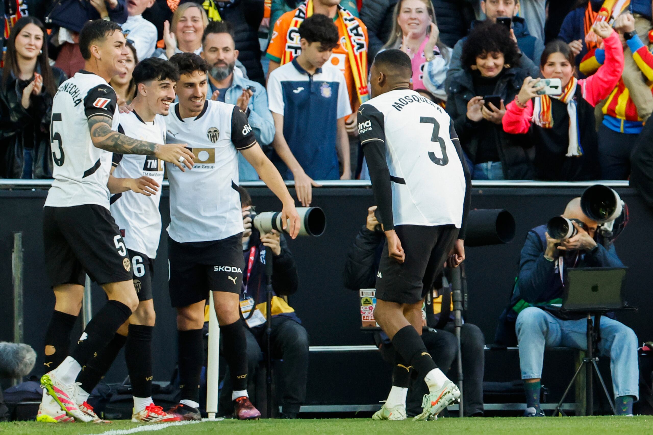 VALENCIA, 30/03/2025.- El centrocampista del Valencia Diego López (2i) celebra su gol durante el partido de la jornada 29 de LaLiga entre Valencia CF y RCD Mallorca, este domingo en el estadio de Mestalla. EFE/ Ana Escobar