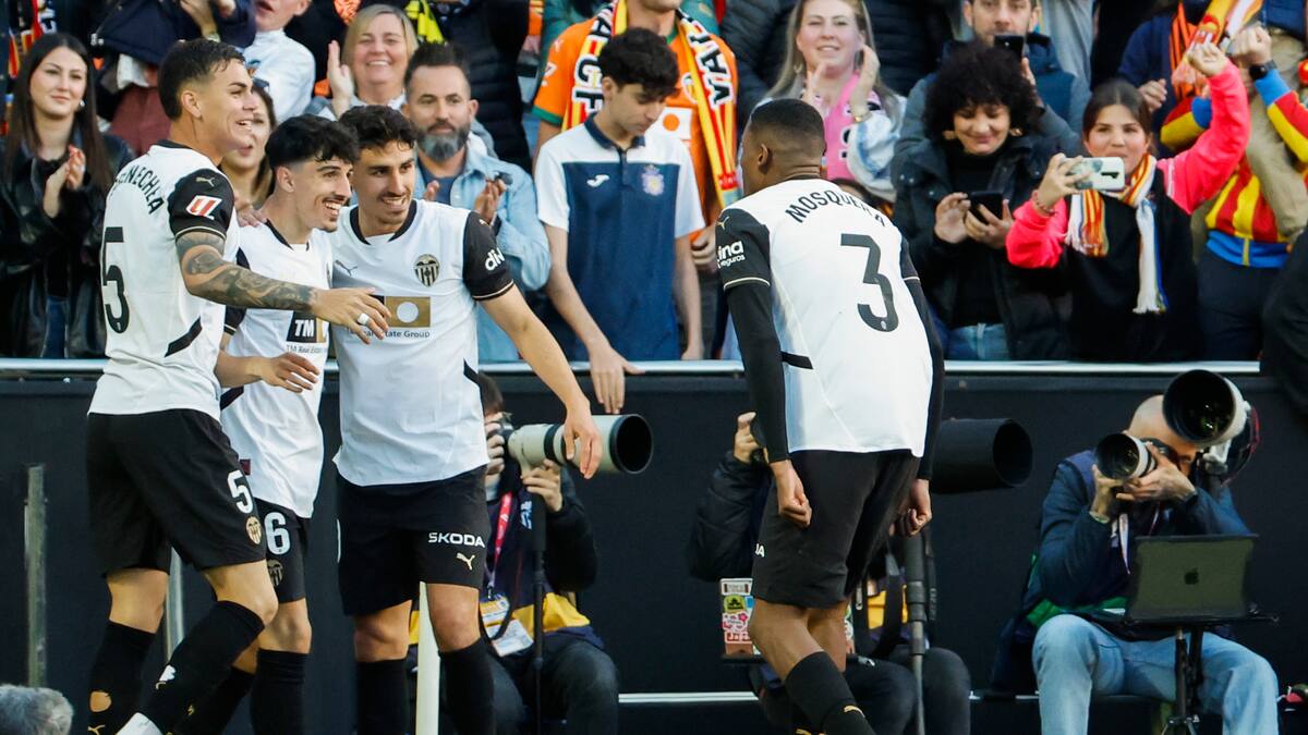 Diego López aleja al Valencia del descenso