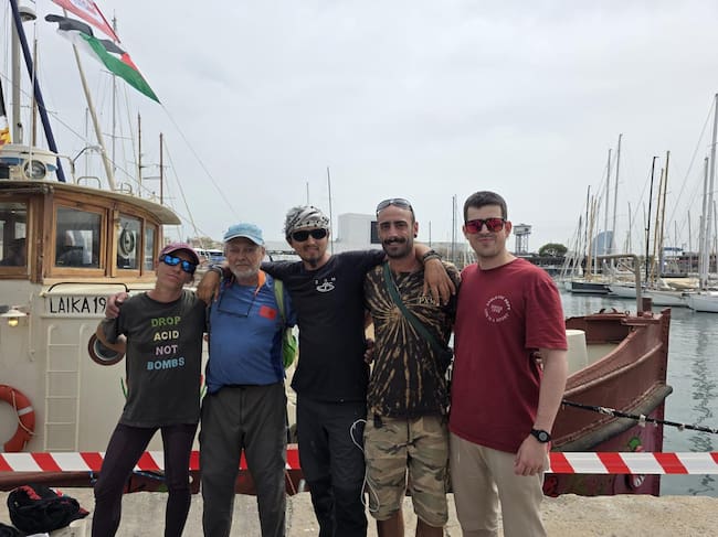 Àngel Benítez, segundo por la derecha, junto a otros mallorquines que iniciaron el viaje a Gaza con la Global Sumud Flotilla.