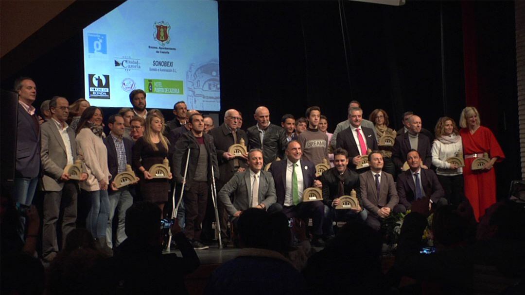 Foto de familia de todos los premiados en la V Gala del Deporte de Cazorla 