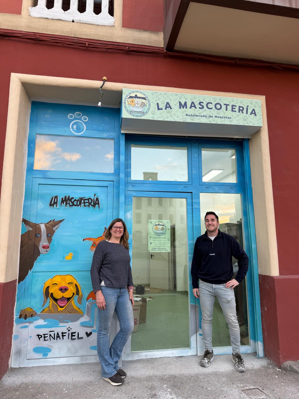 Alicia y Juan posan en la puerta de estas nuevas instalaciones, situadas en Avenida Escalona, junto a Bricofiel