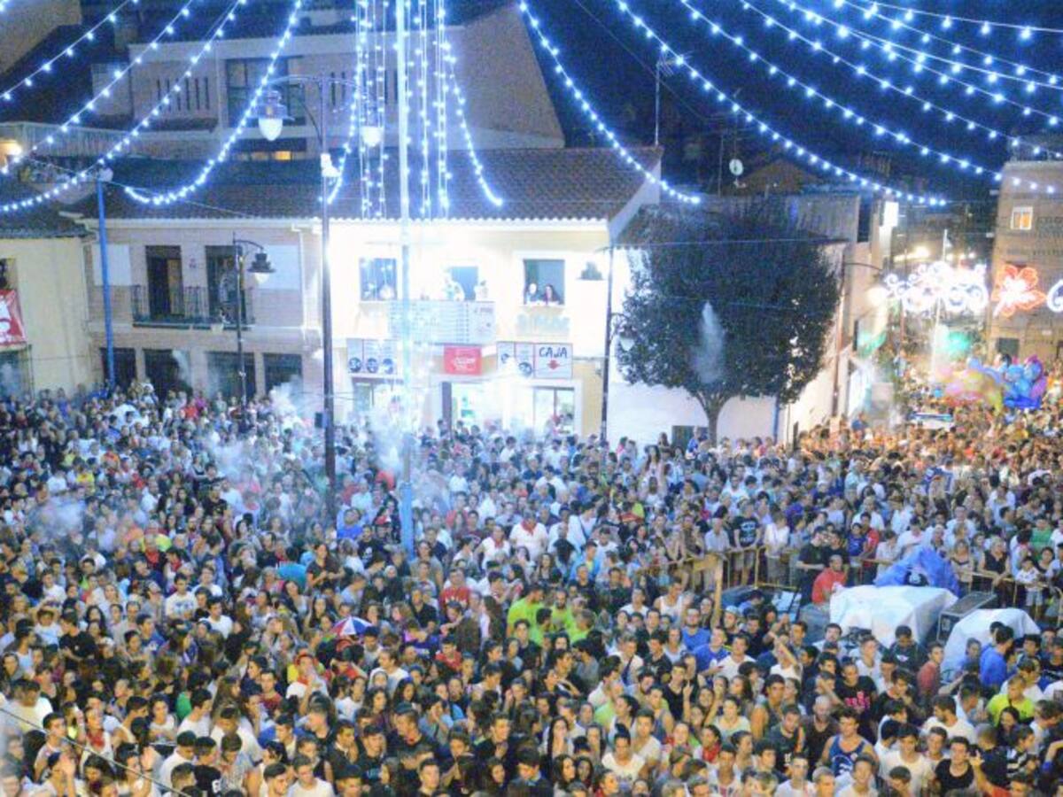 El pregón oficial abre las fiestas de Sanse con un espectáculo pirotécnico
