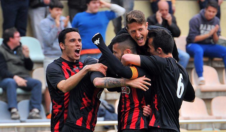 Els jugadors del Reus Deportiu celebren el segon gol davant el Badalona.