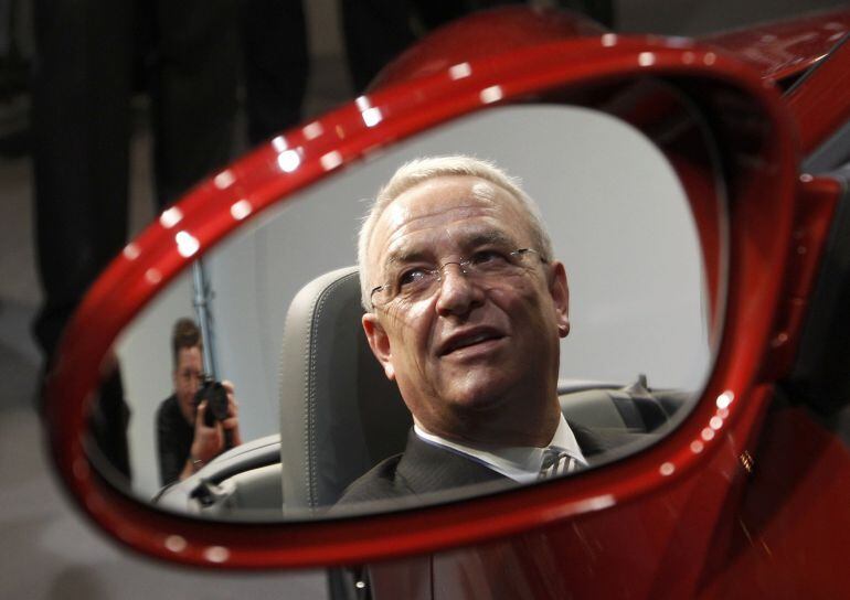 El presidente Martin Winterkorn, reflejado en el espejo de un Porsche