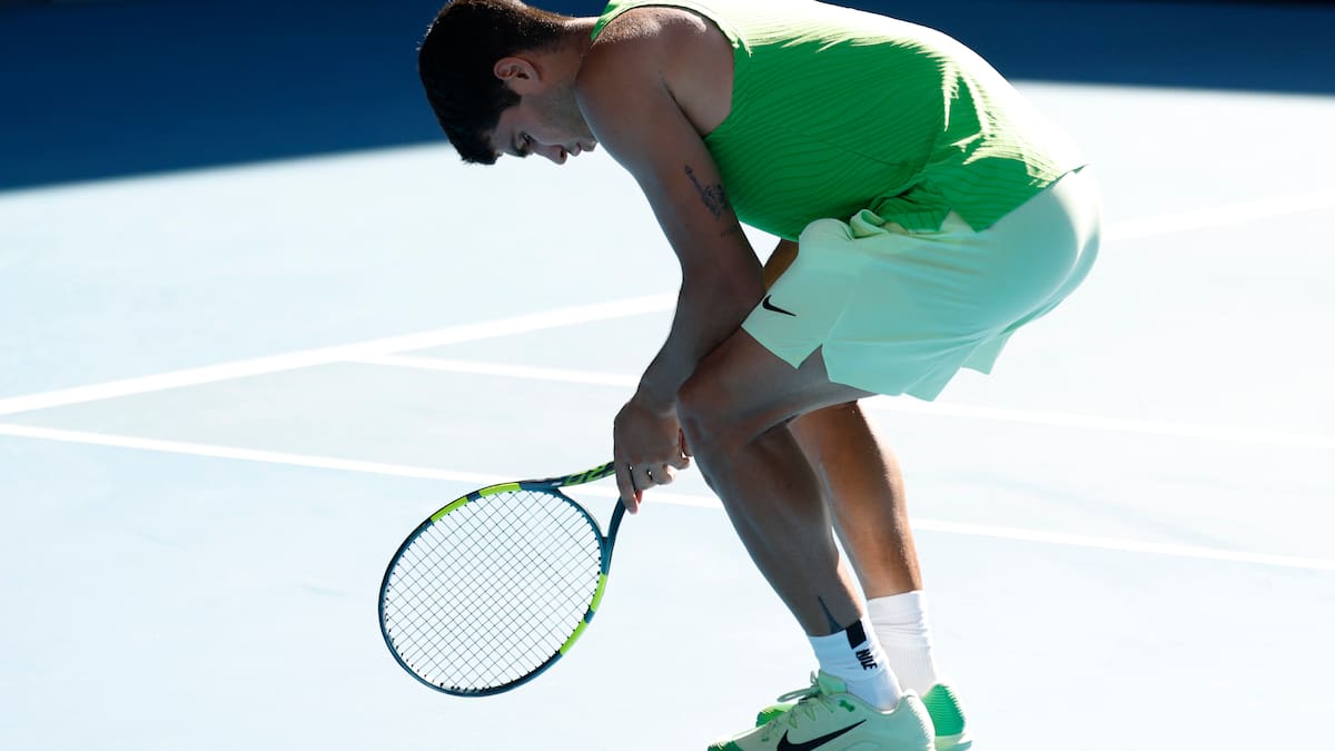 Alcaraz enciende todas las alarmas: obligado a jugar con calambres ante Zverev en las semifinales del Open de Australia
