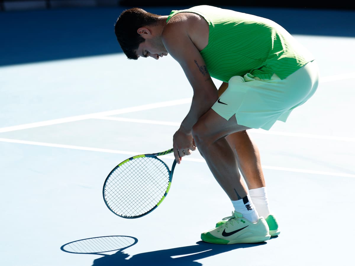 Alcaraz enciende todas las alarmas: obligado a jugar con calambres ante Zverev en las semifinales del Open de Australia