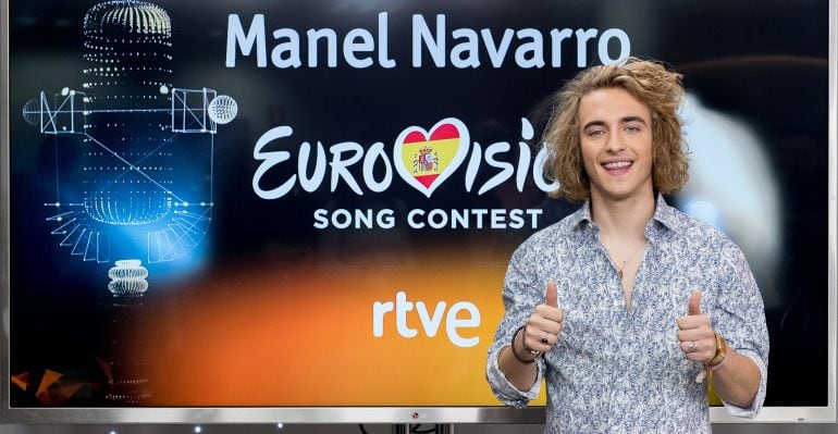 El cantante Manel Navarro, candidato español para el Festival de Euriovisión, en los estudios de Televisión Española.