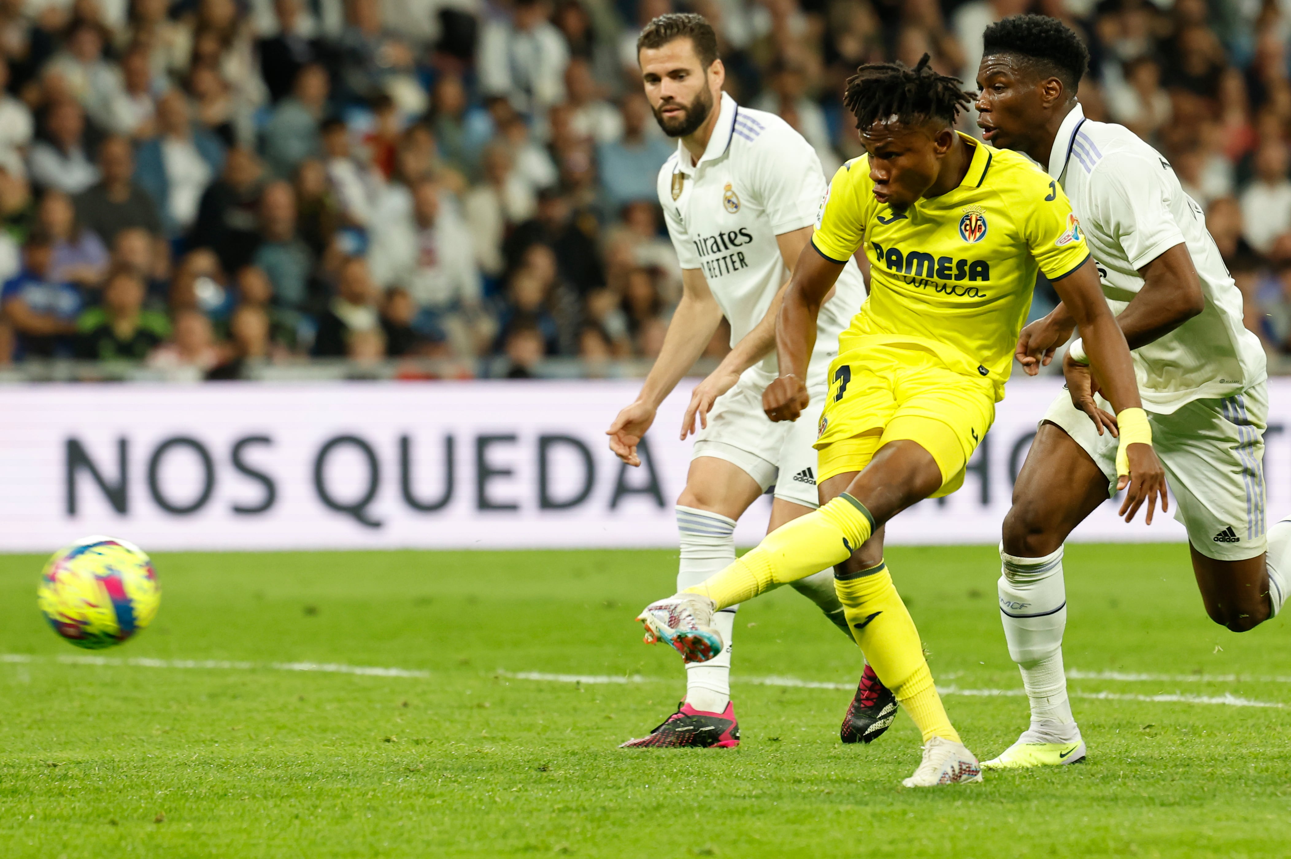 MADRID, 08/04/2023.- El centrocampista nigeriano del Villarreal Samuel Chukwueze (c), dispara a puerta lo que será gol, durante el partido de Liga en Primera División que Real Madrid y Villarreal CF disputan este sábado en el estadio Santiago Bernabéu.- EFE/ Chema Moya
