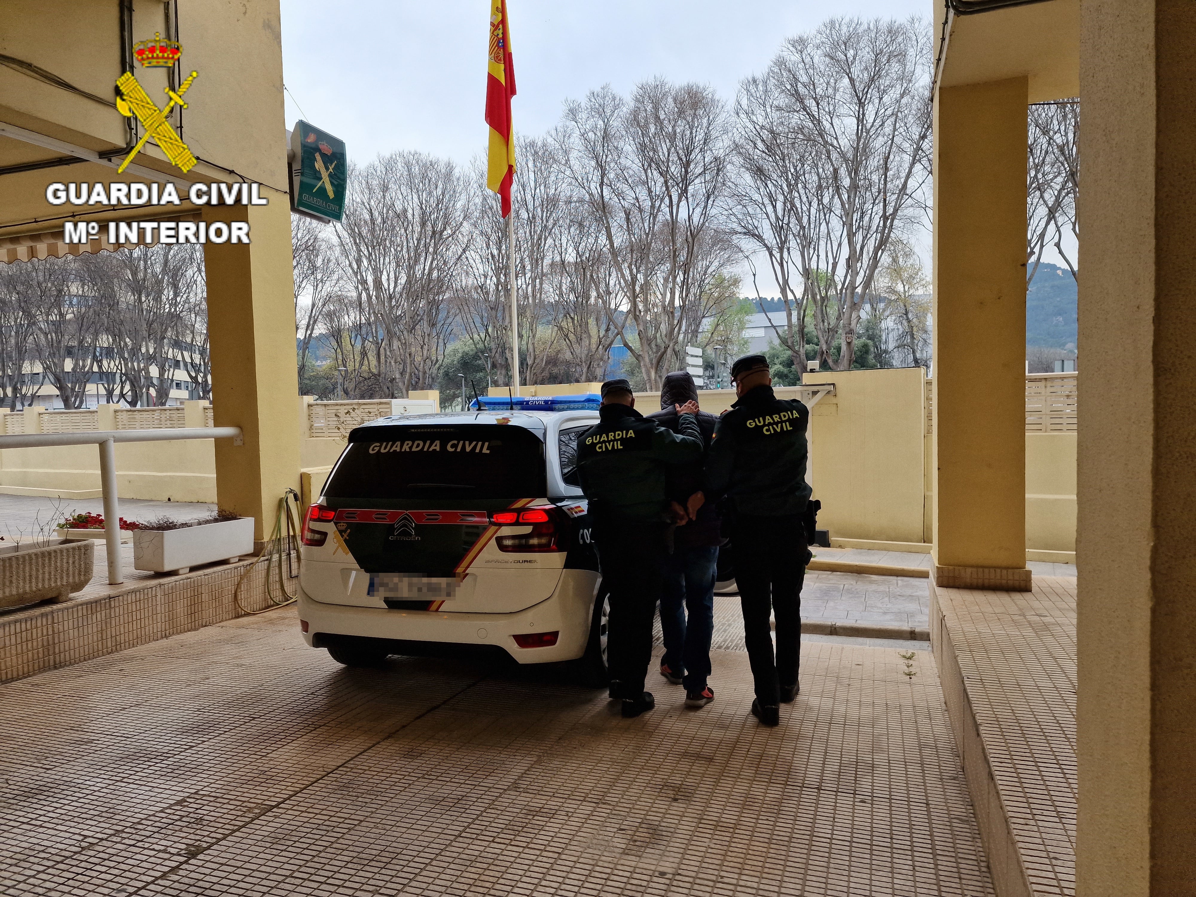 Momento de la detención de uno de los dos arrestados por robar con fuerza en domicilios de Polinyà del Xúquer (Valencia)