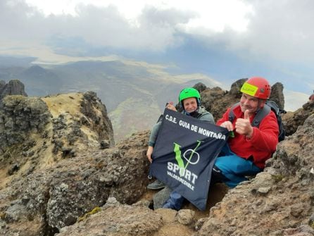 Montañeros cántabros haceidno su primera cumbre en Ecuador.