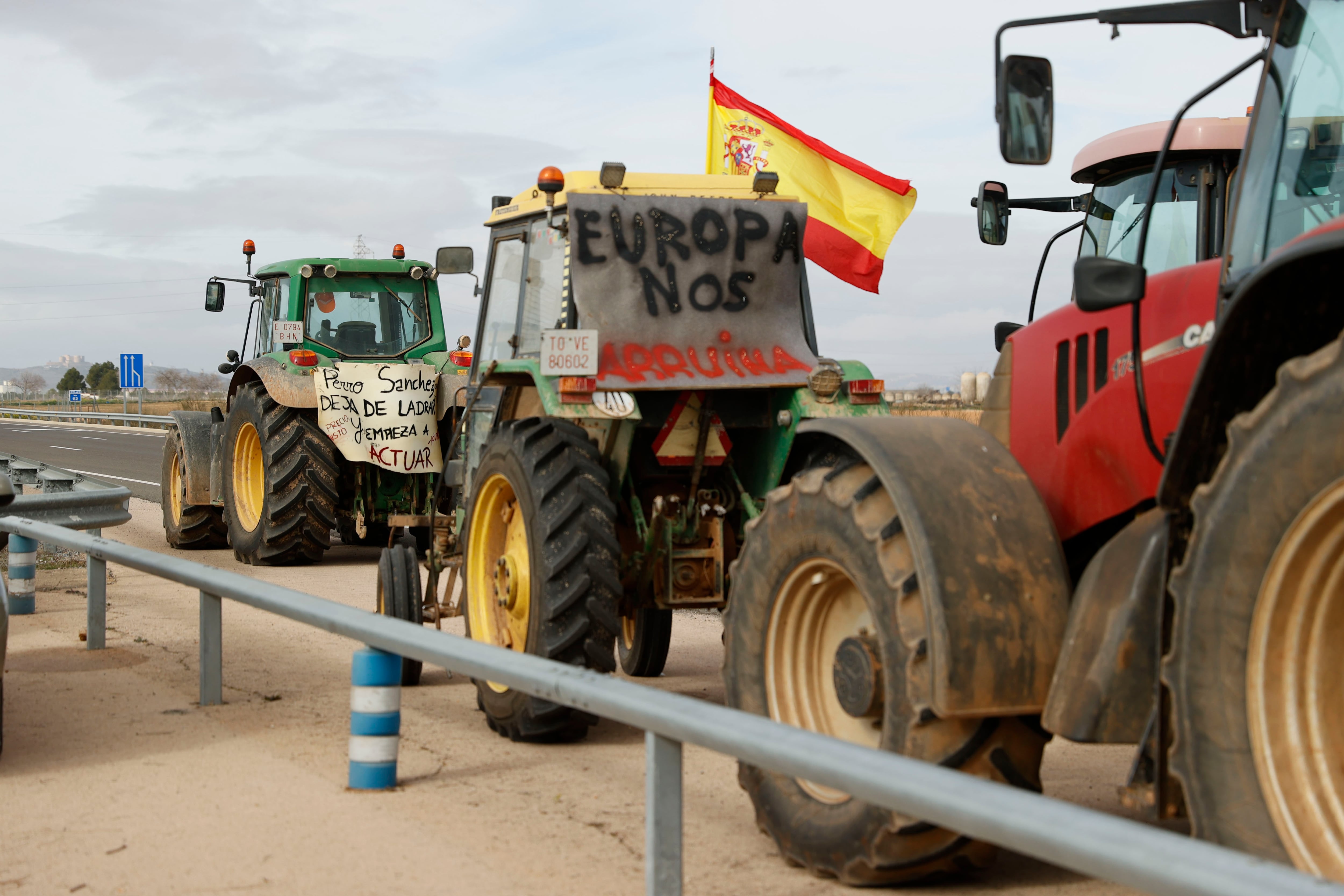 MADRIDEJOS (TOLEDO), 07/02/2024.- Agricultores cortan la carretera CM42 en Los Viñedos, Madridejos (Toledo), este miércoles. Las protestas de los agricultores continúan este miércoles por segundo día en toda España y mantienen cortadas grandes vías de circulación, especialmente en seis comunidades autónomas (regiones), que tienen como objetivo bloquear el acceso a las grandes ciudades como Madrid y Barcelona. EFE/ Ismael Herrero
