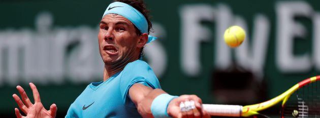 Nadal golpea una derecha frente a Marterer en cuarta ronda de Roland Garros