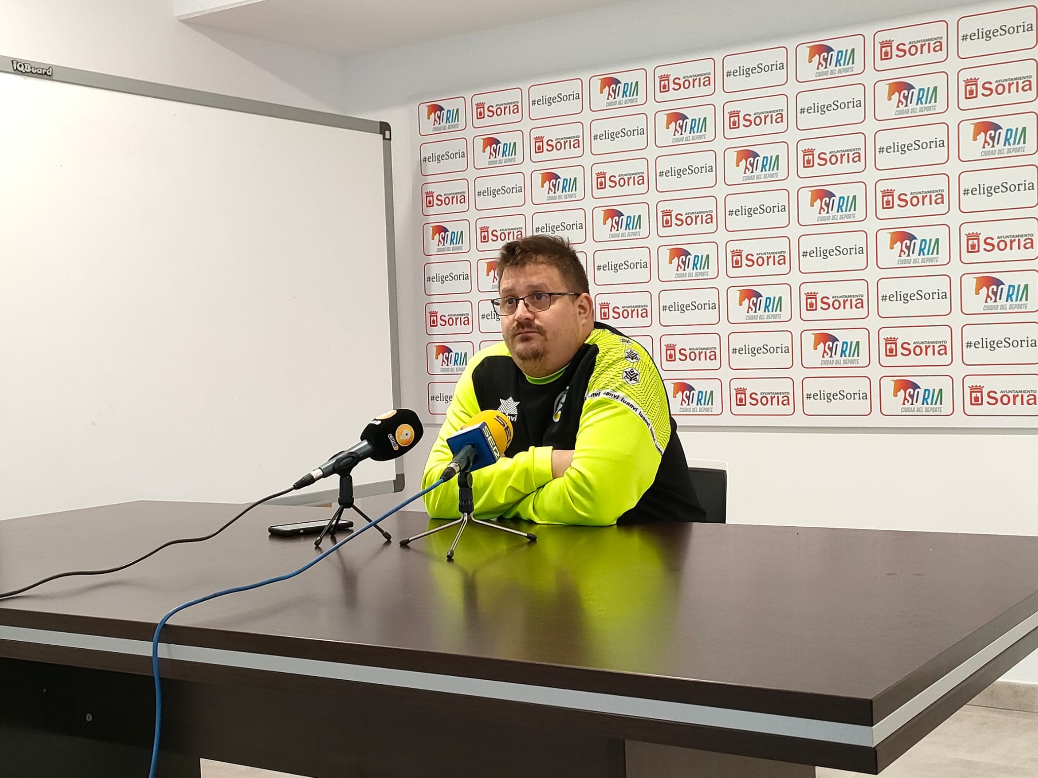 Jordi Lluelles, entrenador del Balonmano Soria, en rueda de prensa.