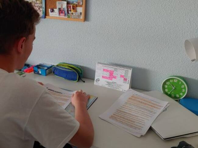 Manuel durante la sesión de estudio que ha dedicado cada día en los últimos dos meses para prepararse los exámenes