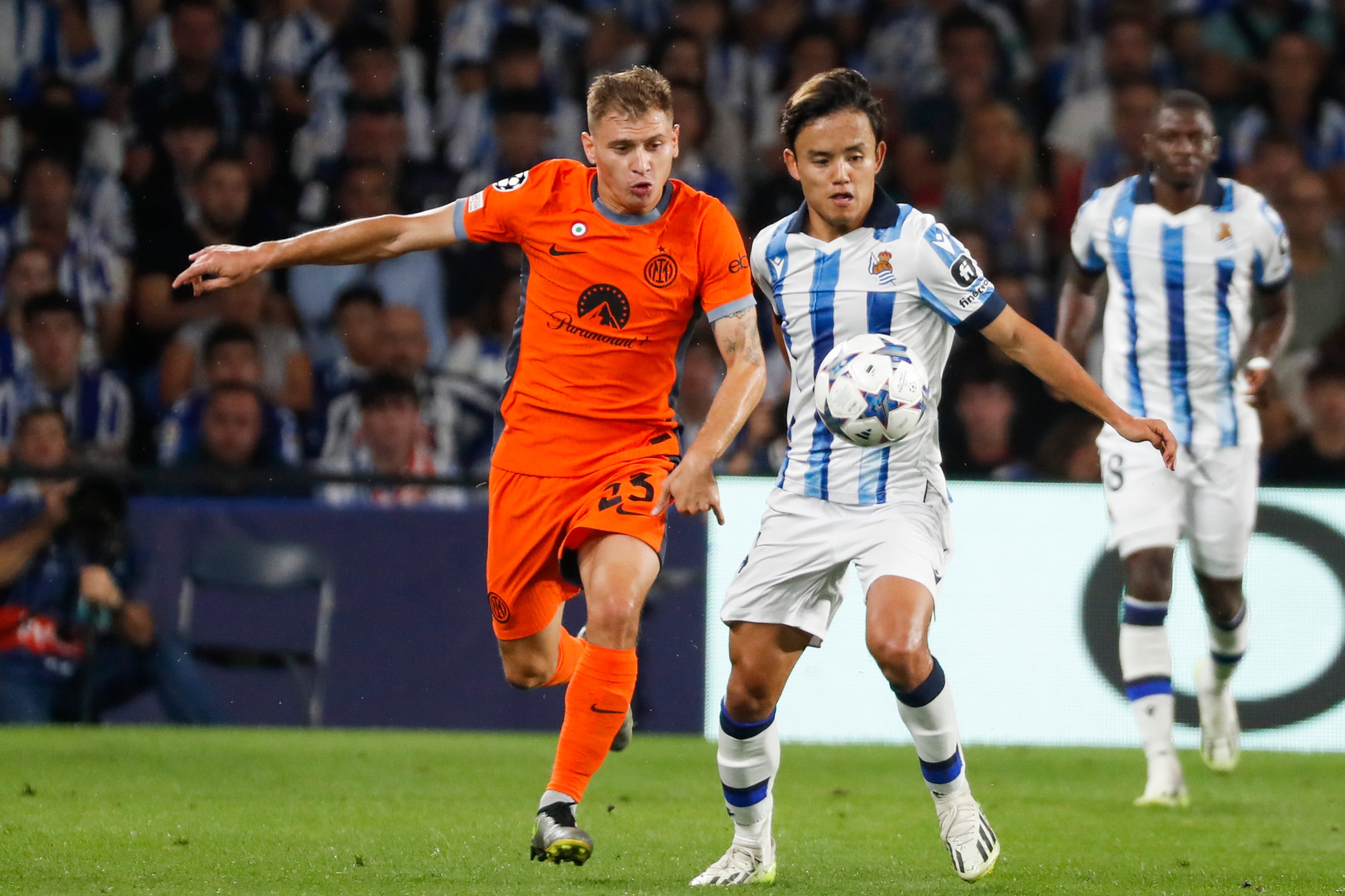 SAN SEBASTIÁN, 20/09/2023.- El delantero japonés de la Real Sociedad Take Kubo (d) disputa un balón con Nicolò Barella (i), centrocampista italiano del Inter de Milán, durante el partido del grupo D de la Liga de Campeones entre Real Sociedad e Inter de Milán, este miércoles en el estadio Reale Arena en San Sebastián. EFE/ Juan Herrero
