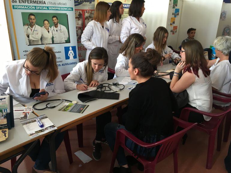 Alumnos practicando lo aprendido en uno de los cursos sanitarios que se ofrecen