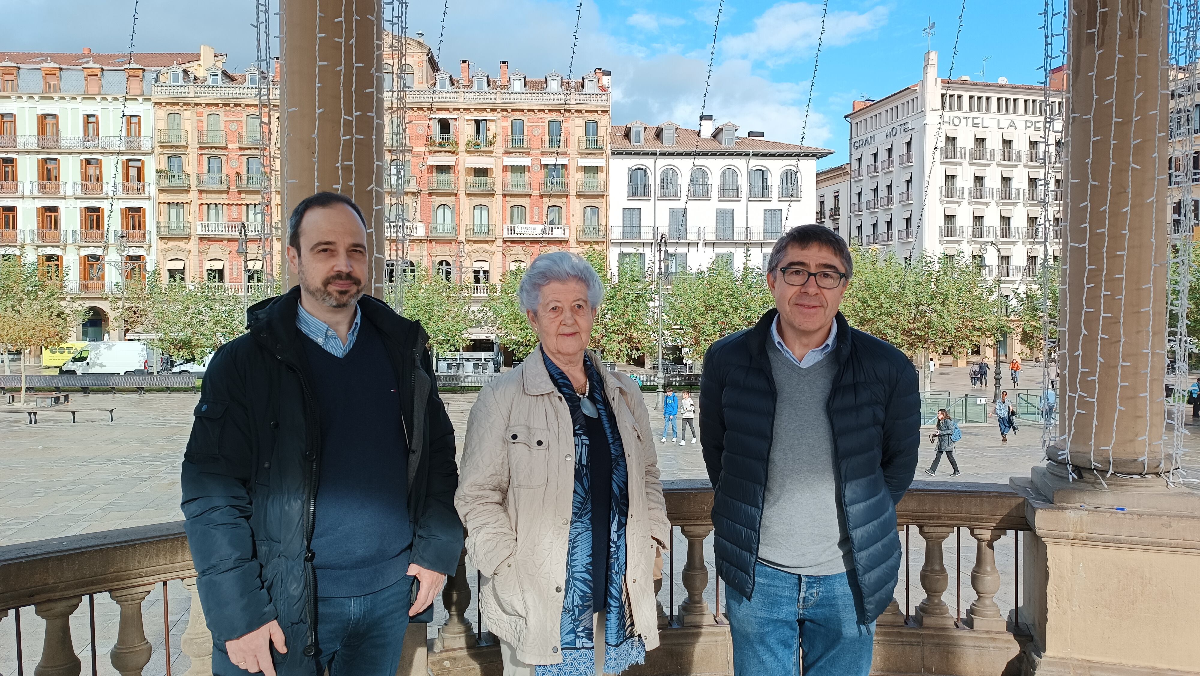 De izquierda a derecha: el presidente de la asociación cultural Pompaelo, Miguel Cornejo, miembro de la junta de la asociación Doble 12, Gema Garro y el presidente de Sociedad Civil Navarra, Eduardo López-Dóriga, en la rueda de prensa para presentar la manifestación en contra de la Amnistía del próximo sábado.