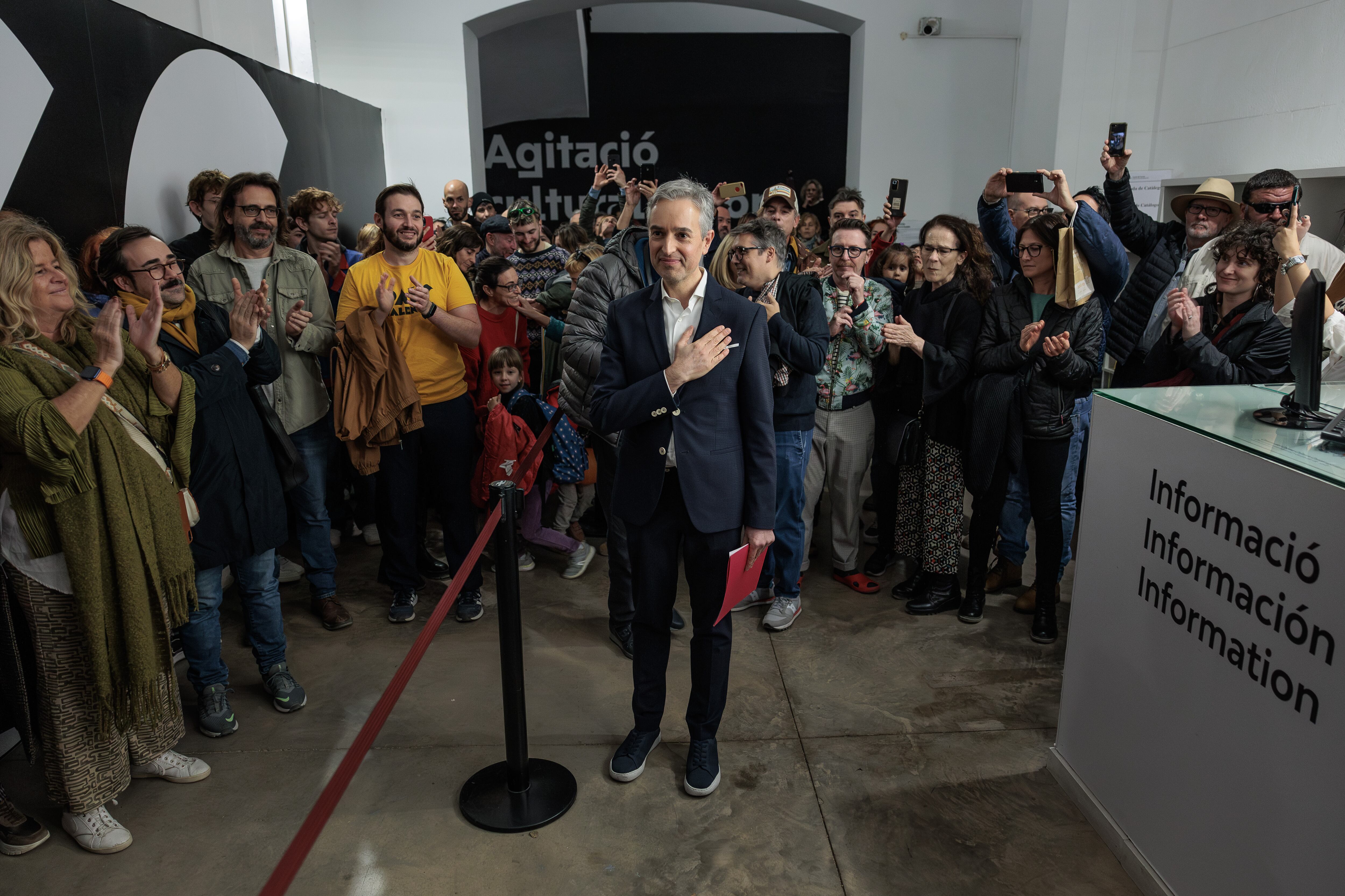 El director del Consorci de Museus de la Comunitat Valenciana y del Centre del Carme Cultura Contemporània (CCCC), José Luis Pérez Pont, saluda a las puertas del Centre del Carme durante la concentración en contra de su destitución como director, con el lema &quot;No al cessament de José Luis Pérez Pont. Per un CCCC obert, inclusiu i transformador&quot;. EFE/Biel Aliño