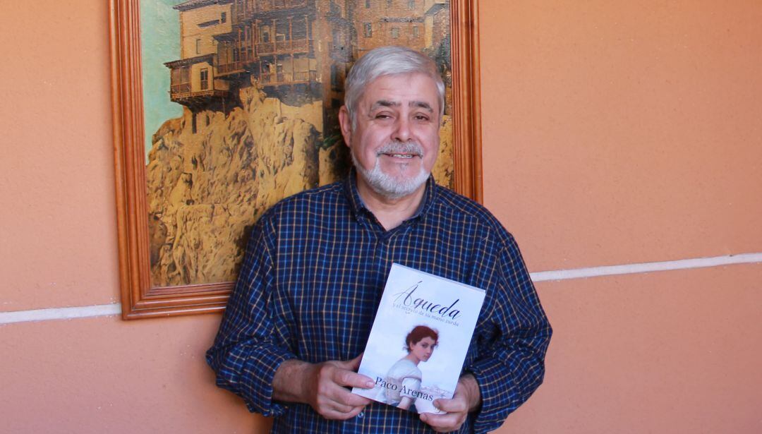 Paco Arenas, escritor de Pinarejo (Cuenca) con un ejemplar de su última novela &#039;Águeda y el secreto de su mano zurda&#039;.