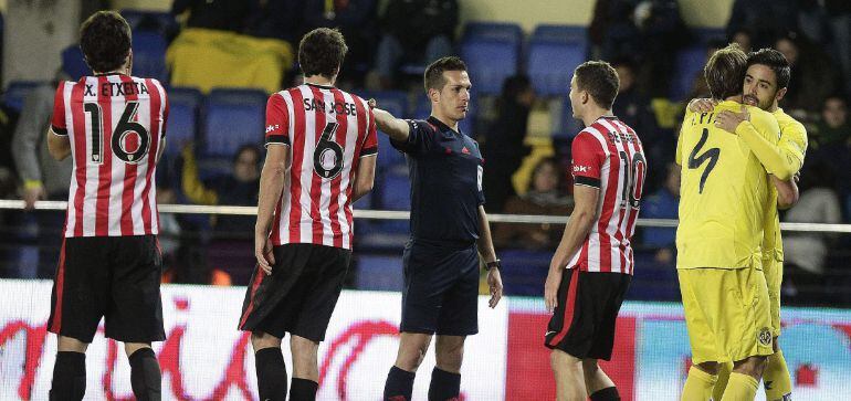 GRA280. Villarreal (Castellón), 17/01/2015.- El colegiado Estrada Fernández, señala penalti ante la protesta de los jugadores del Ath. de Bilbao, durante el encuentro correspondiente a la jornada diecinueve de primera división, que han disputado esta noche frente al Villarreal en el estadio Madrigal. EFE / Domenech Castelló.
