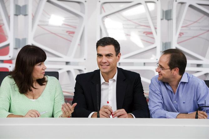 El secretario general del PSOE, Pedro Sánchez, acompañado de la presidenta del partido, Micaela Navarro y el secretario de Organización, César Luena