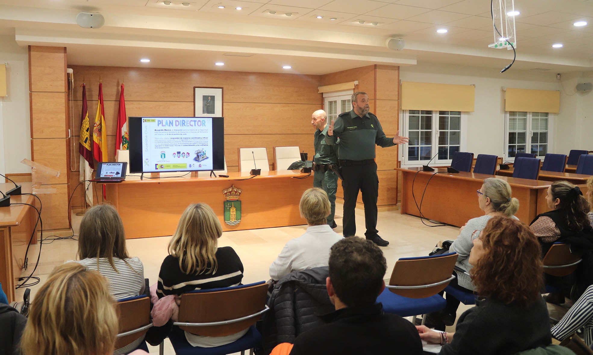 Ángel Expósito Morillas impartiendo una charla del Plan Director junto a Fran Sousa