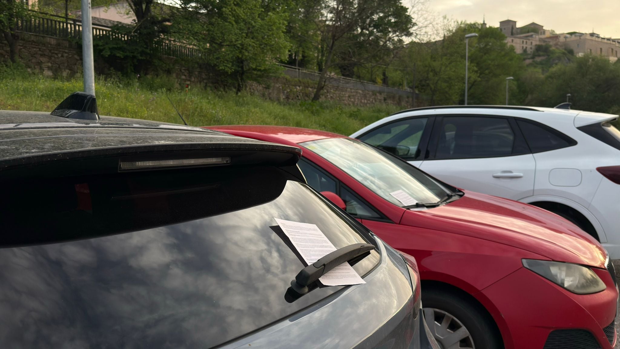 Imagen de coches mal aparcados en el aparcamiento de Azarquiel de Toledo