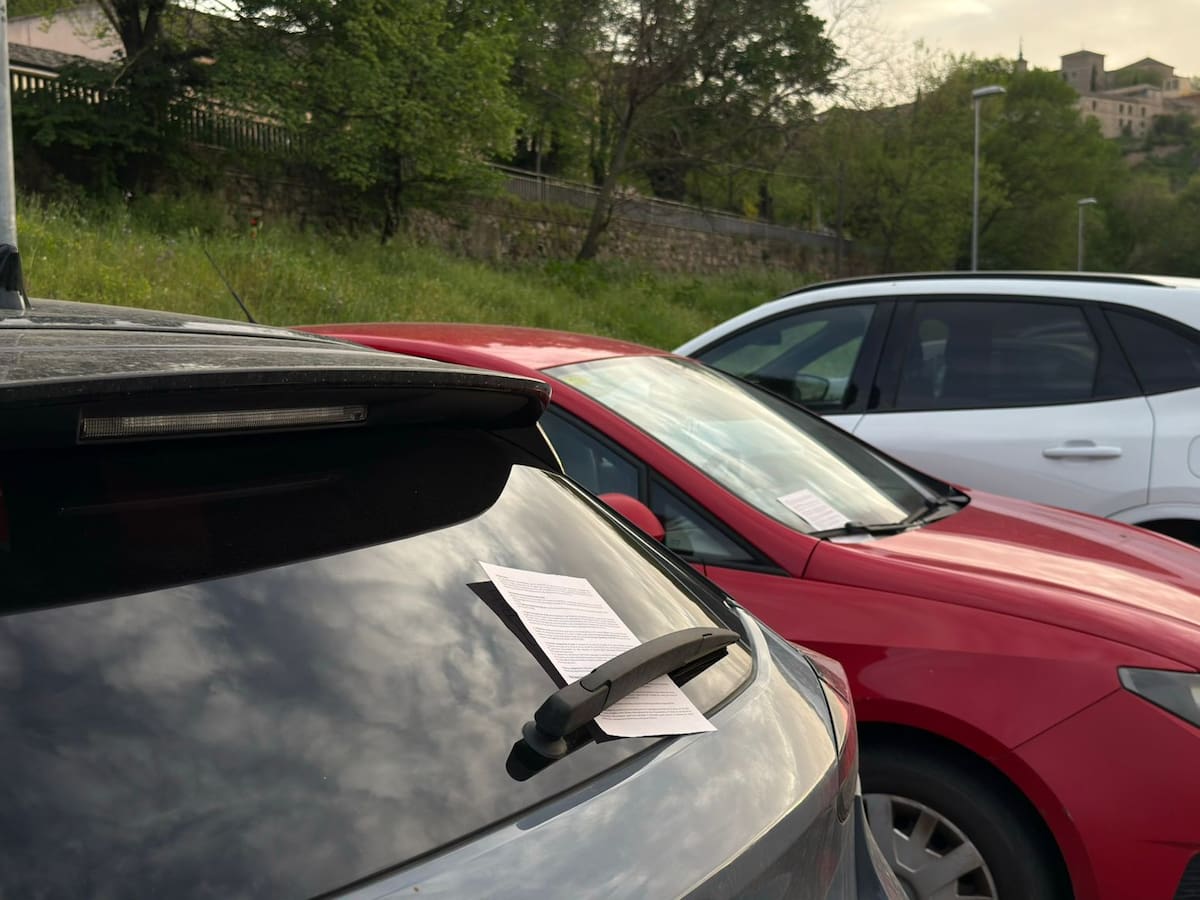 Cascada de multas en el aparcamiento de Azarquiel de Toledo: hasta 200 euros por mal estacionamiento