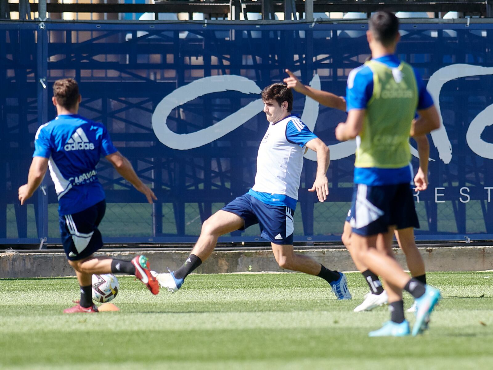 Iván Azón disputa el balón en el entrenamiento de este miércoles en la Ciudad Deportiva