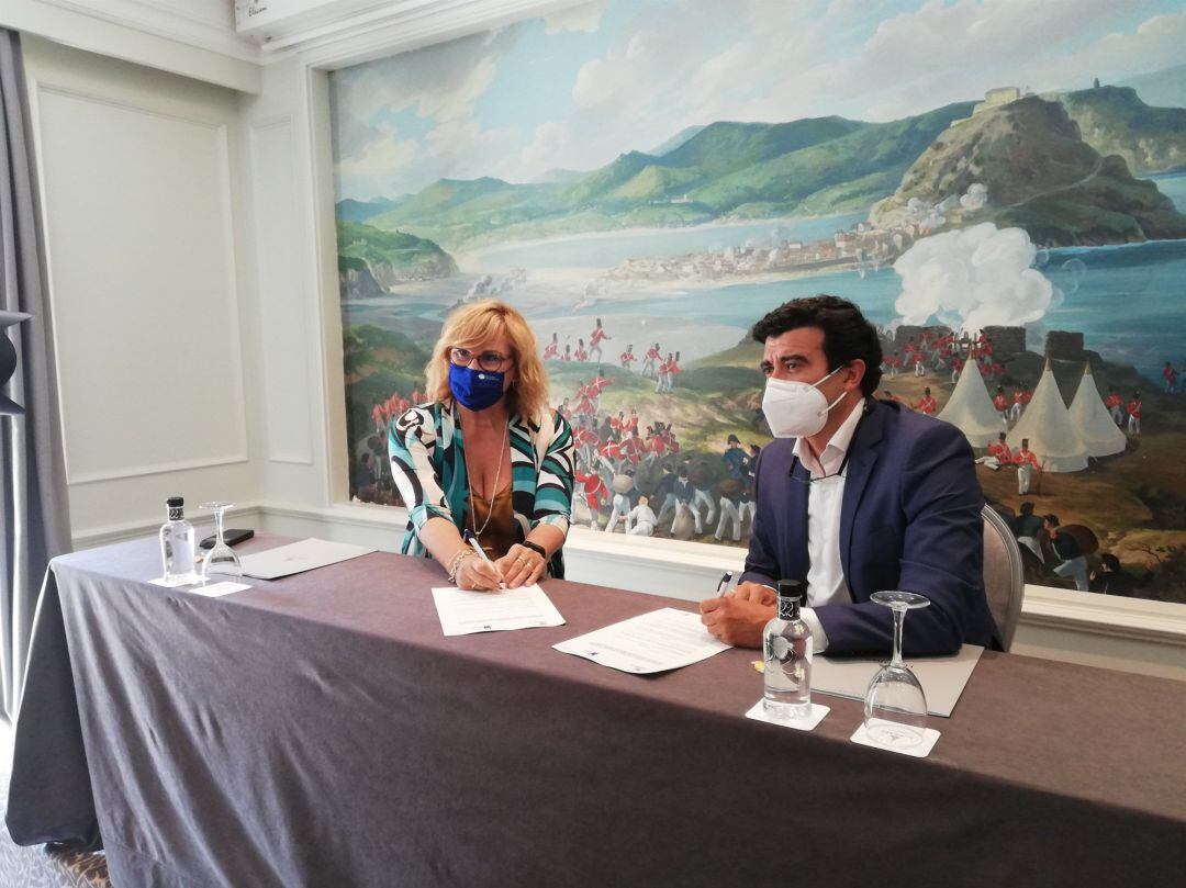 Cristina Lagé y Paul Liceaga firmando el acuerdo de la cesión de habitaciones