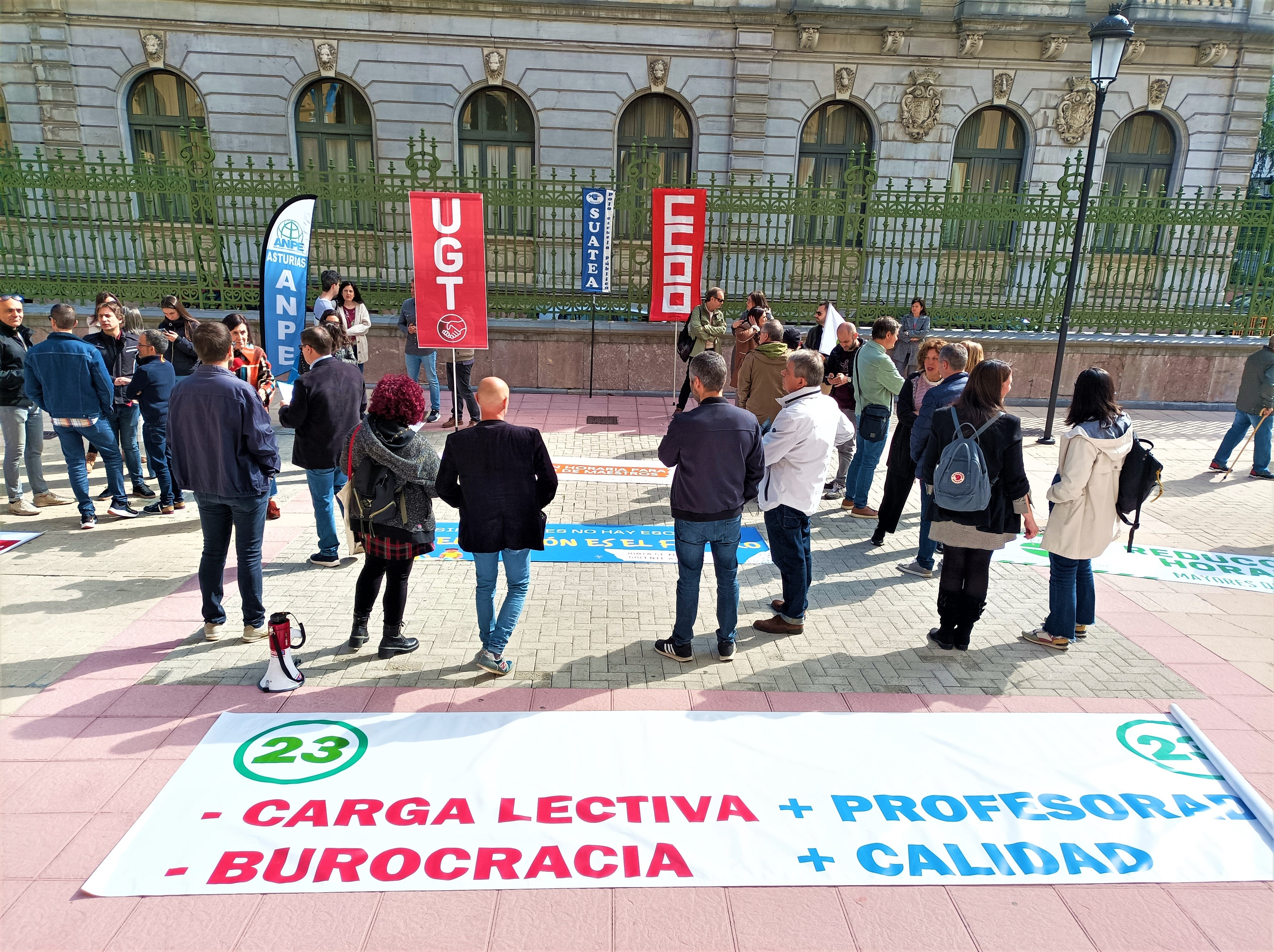 Los miembros de la Junta de Personal Docente de la Consejería de Educación, protestan ante el palacio de Presidencia