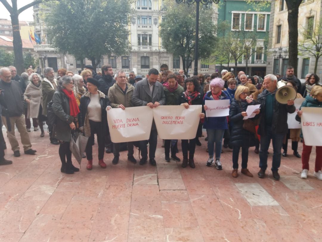 Manifestantes en Oviedo pidiendo la despenalización de la eutanasia