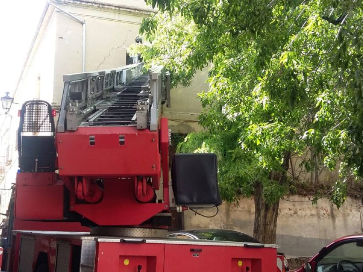 El viento provoca la caída de tejas en un edificio de la Calle San Agustín