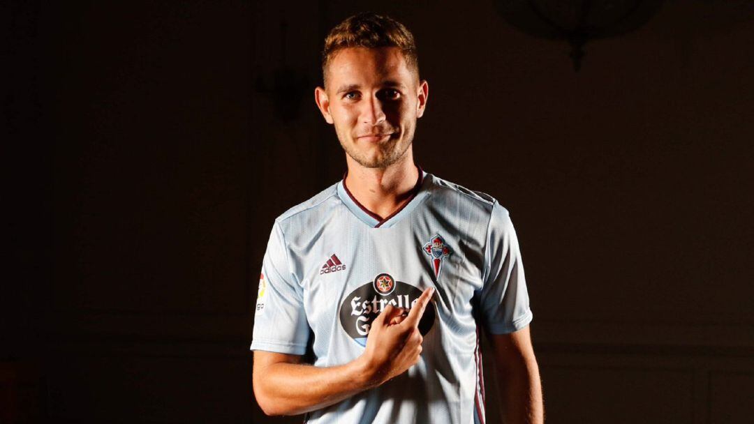 Jorge Sáenz posando con la camiseta del Celta. 