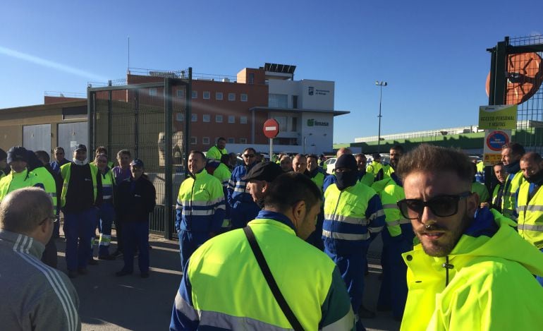 Trabajadores de Limasa concentrados a las puertas del Centro Ambiental de Los Ruices
