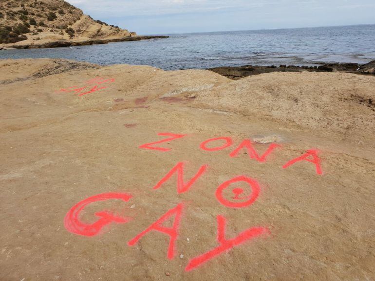 Pintadas homófobas en Cala Cantalar en la zona del Cabo de las Huertas de Alicante