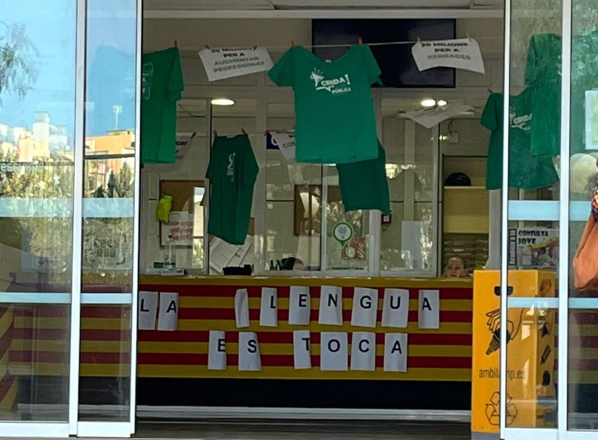 Imagen de las camisetas verdes colgadas hoy en la entrada al IES Inca