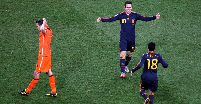 Fábregas y Pedro festejan la victoria ante Holanda en la final del Mundial de 2010